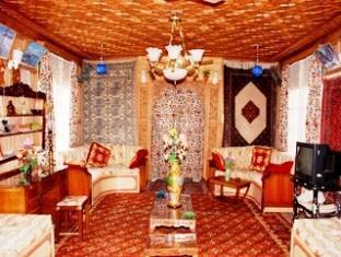 Peace Of Mind Group Of Houseboat Botel 2*
