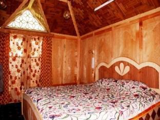Peace Of Mind Group Of Houseboat Botel 2*