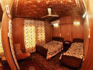 Peace Of Mind Group Of Houseboat Botel