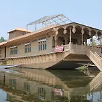 Yadgaar Houseboats