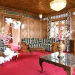 Yadgaar Houseboats