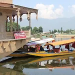 Yadgaar Houseboats