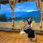 Raja\'S Palace Houseboat - Kashmir