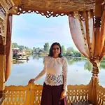 Raja\'S Palace Houseboat - Kashmir