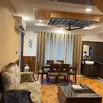 3-Bedroom \'White Cottage\' With Indoor Fireplace