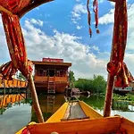 Houseboat Young Manhattan