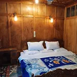 Houseboat Sumbul