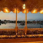 S Houseboat