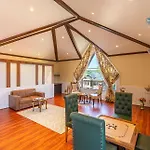 Stayvista At Gauhar With Projector Set-Up, Steam Room & Indoor Jacuzzi