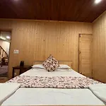 Omar Khayyam Houseboat Retreat And Favela Headrooms
