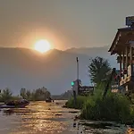 White House Group Of Houseboats
