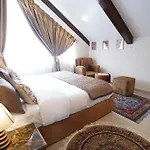 Walisons Homestay Spirea 1 Bhk Plus 1 Sofa Bed Apartment