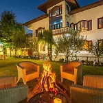 Stayvista At Wooden Arches With Lawn, Jacuzzi & Bbq