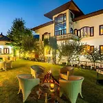 Stayvista At Wooden Arches With Lawn, Jacuzzi & Bbq
