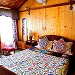 Merry Dawn Houseboat