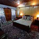 Merry Dawn Houseboat