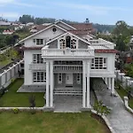 Stayvista At Midsummer Moon - Mountain View With Courtyard