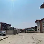 Oyo 81382 Penthouse Villa