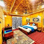 New Zealand Group Of Houseboats