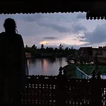 Omar Khayyam Houseboat Retreat And Favela Headrooms