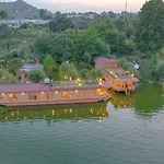 Peacock Houseboats