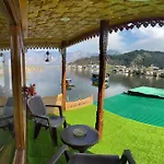 Hb Freedom Group Of Houseboats