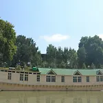 Houseboat Sweet Star