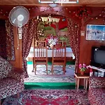 Houseboat Shagoo Palace