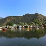 Houseboat Amina Group