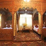 Houseboat Amina Group