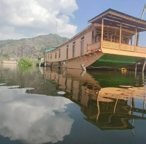 Houseboat Pride Of India