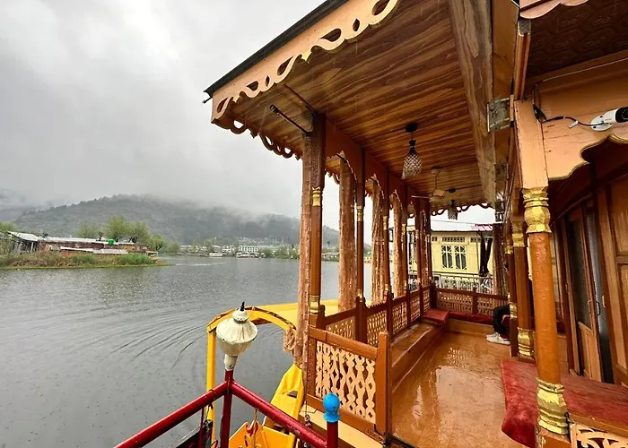 Houseboat New Jahangir And Morning Car