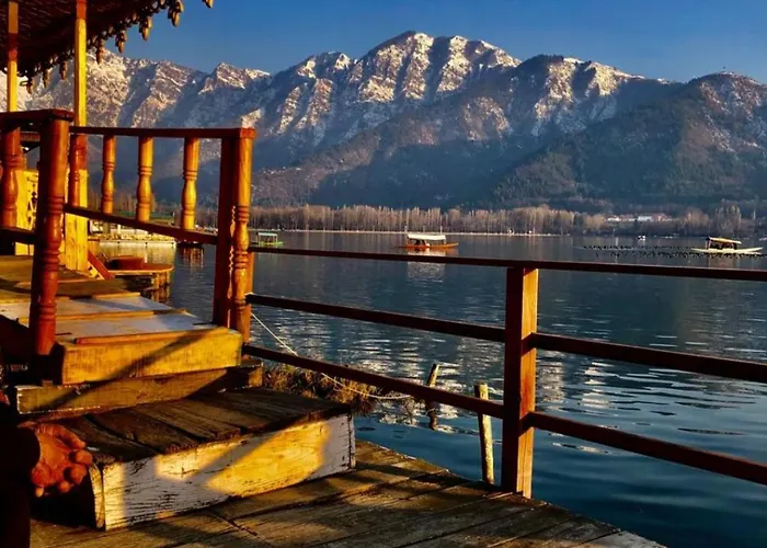 Merry Dawn Houseboat