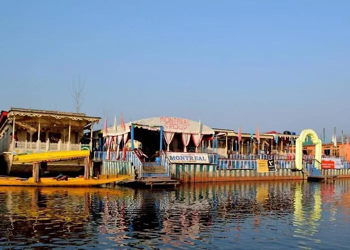 Montreal Group Of Houseboats