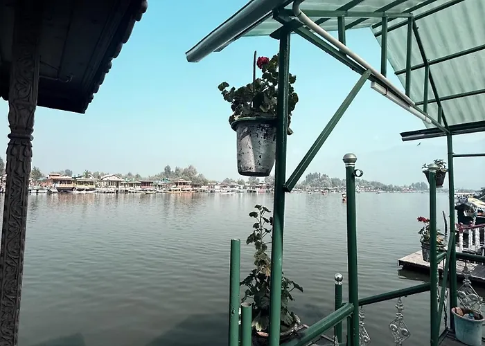 Lalarukh Group Of Houseboats