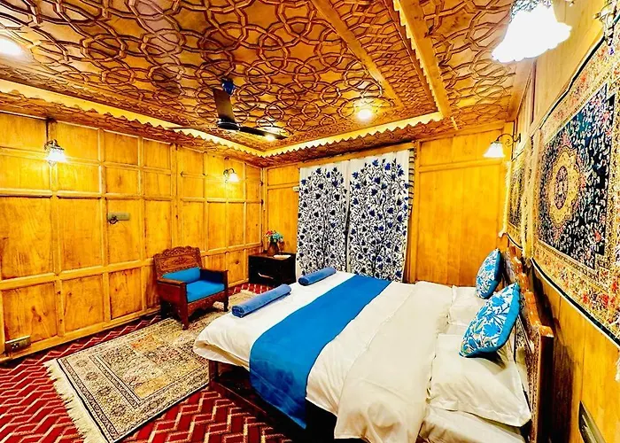 New Zealand Group Of Houseboats