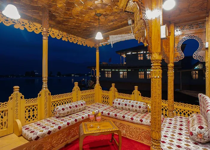 Dilnaaz Group Of Houseboats