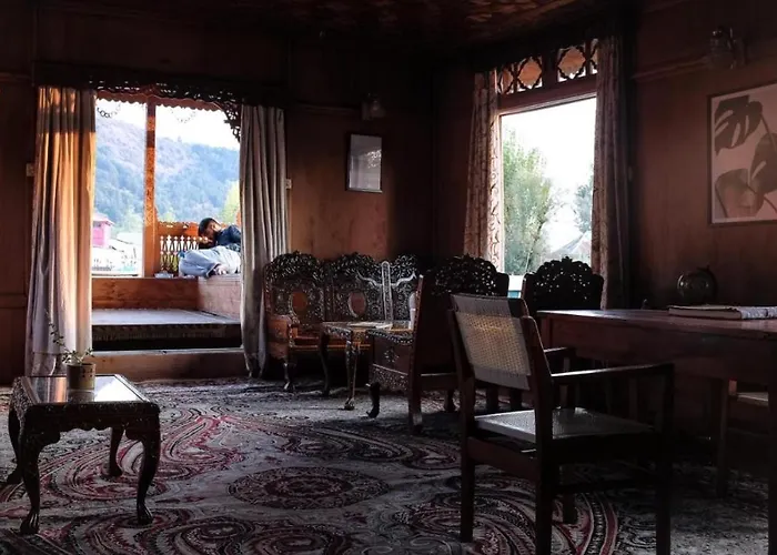 Omar Khayyam Houseboat Retreat And Favela Headrooms