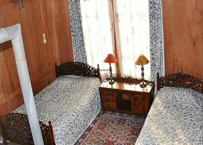 Royal Group Of Houseboats