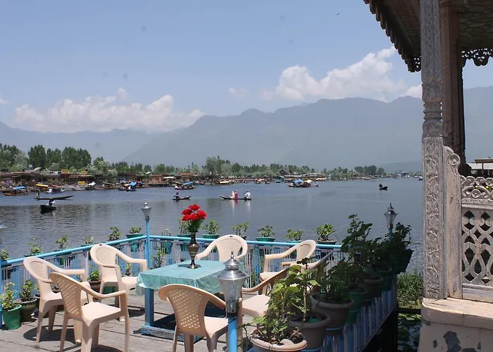 Young Beauty Star Houseboat