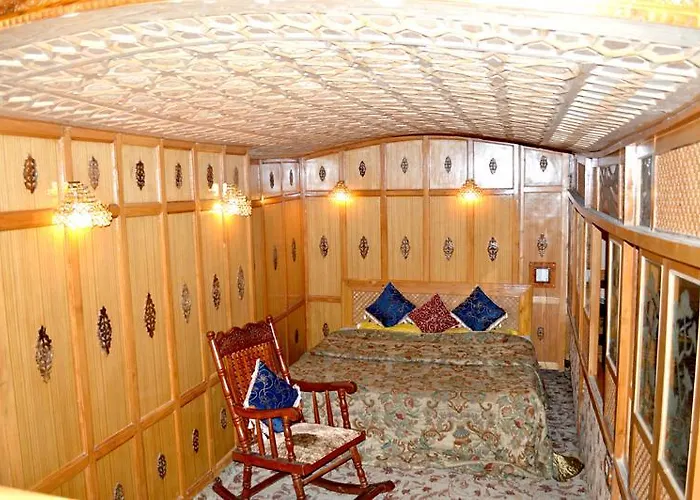 Shah Abbas Hotel At Dal Lake