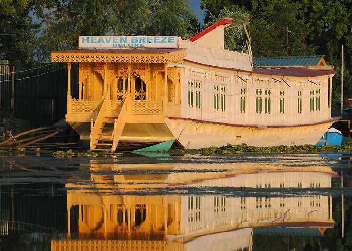 Heaven Breeze Group Of Houseboats
