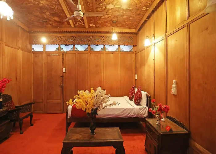 Houseboat Amina Group
