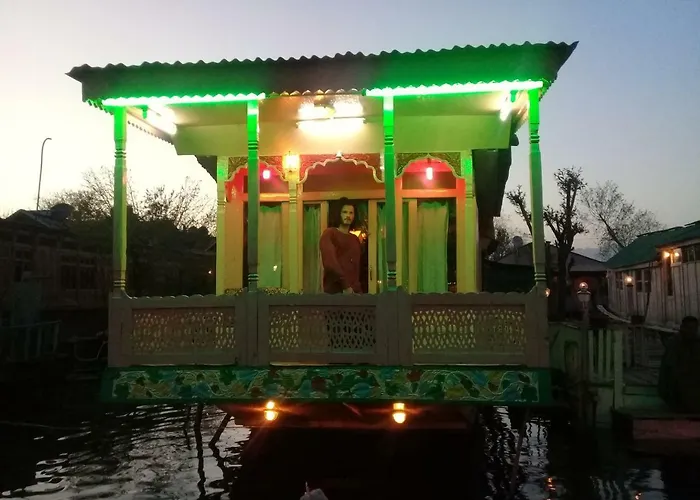 Houseboat Holiday Home