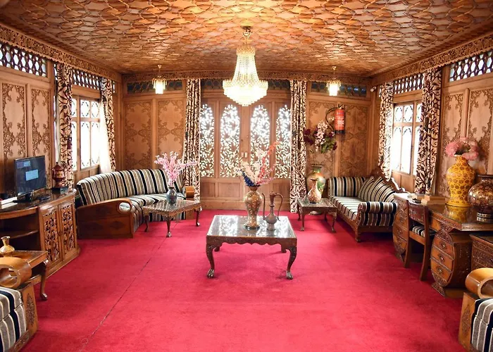 Yadgaar Houseboats