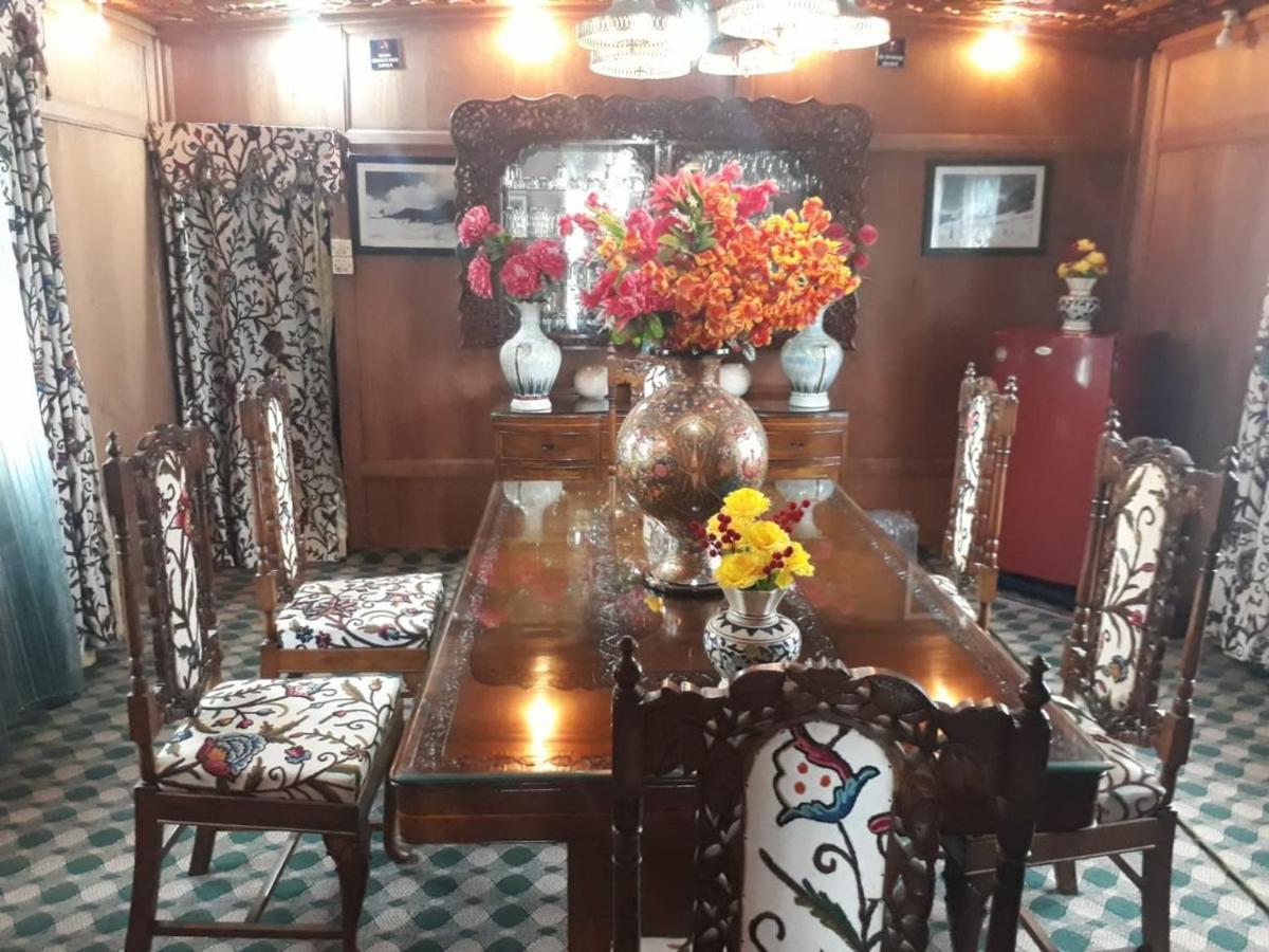 Swan Heritage Houseboats Hotel