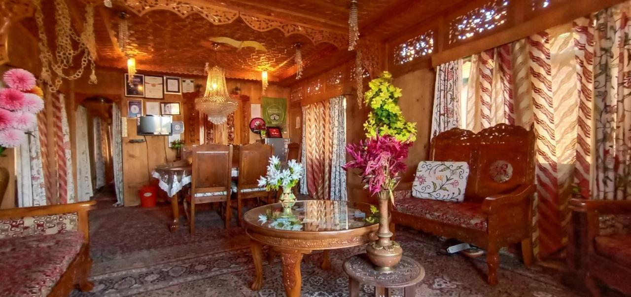 Houseboat New Suzan Srinagar (Jammu and Kashmir)