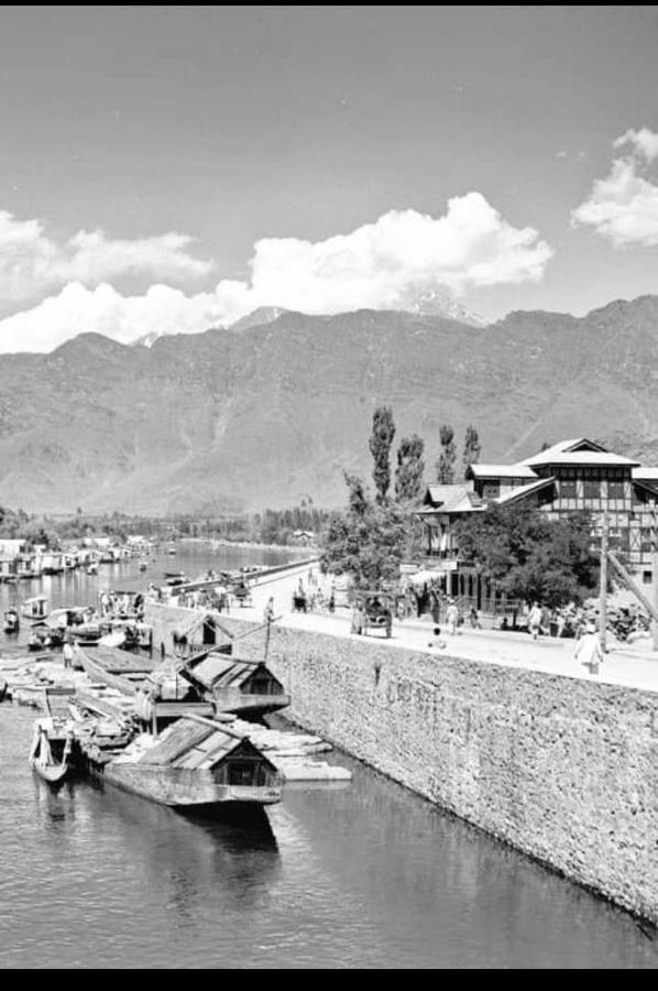 House Boat-pana Four In Kashmir * Srinagar (Jammu and Kashmir)