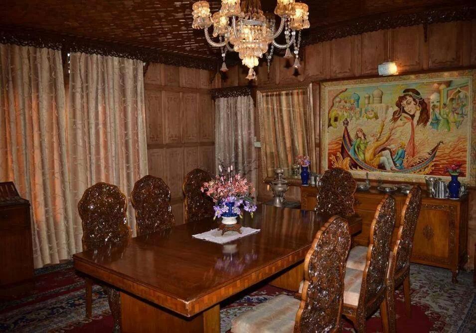 Luxury Prince Of Kashmir Hotel