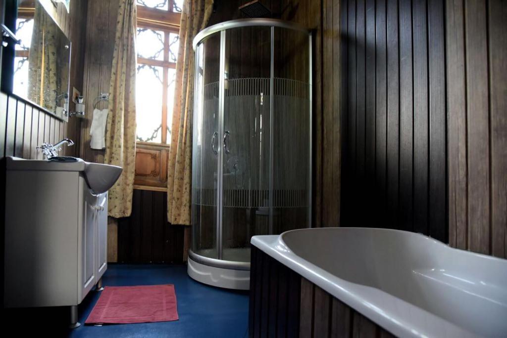 Luxury Prince Of Kashmir Hotel Srinagar (Jammu and Kashmir)